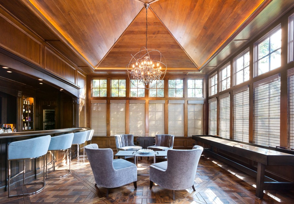 Idées déco pour un grand bar de salon linéaire classique en bois foncé avec un plan de travail en bois, parquet foncé, un sol marron et des tabourets.