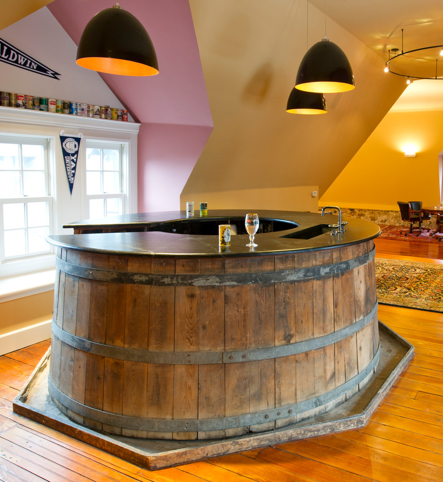 Diseño de bar en casa con fregadero campestre con suelo de madera en tonos medios y fregadero integrado