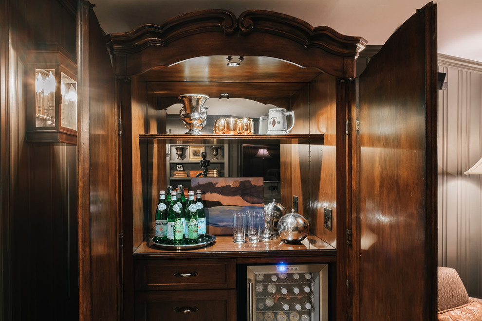Modelo de bar en casa con fregadero lineal clásico pequeño con puertas de armario de madera en tonos medios, encimera de madera y salpicadero con efecto espejo