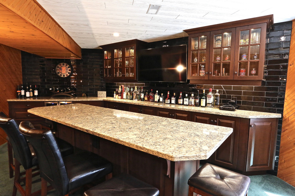 Foto di un bancone bar chic di medie dimensioni con ante con bugna sagomata, ante in legno bruno, top in quarzo composito, paraspruzzi marrone e top beige