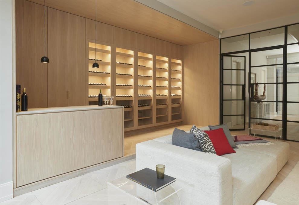 Moderne Hausbar mit hellem Holzboden in London