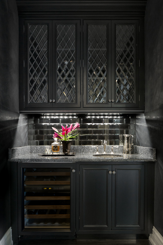 Idee per un piccolo angolo bar con lavandino classico con lavello sottopiano, ante di vetro, ante nere e paraspruzzi a specchio