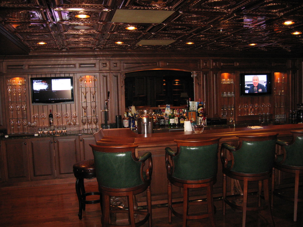 Immagine di un grande bancone bar chic con top in legno, paraspruzzi marrone, paraspruzzi in legno, parquet scuro e pavimento marrone
