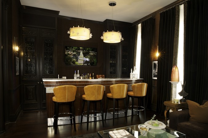 Esempio di un grande bancone bar classico con lavello sottopiano, ante marroni, top in marmo, paraspruzzi marrone, paraspruzzi in legno, parquet scuro e pavimento marrone