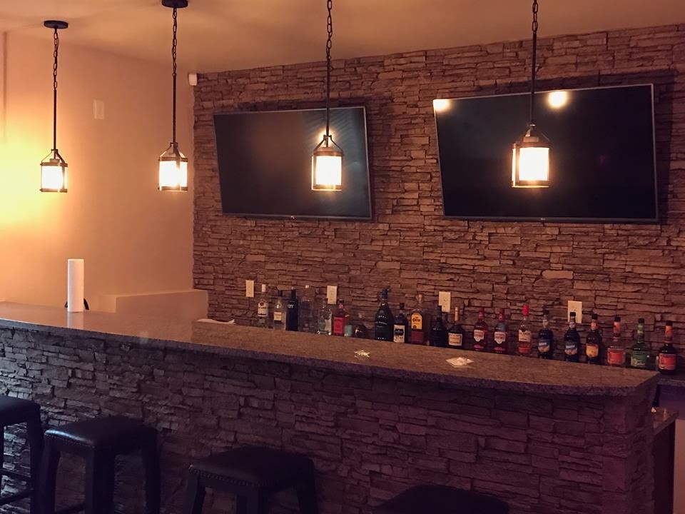 Imagen de bar en casa con barra de bar de galera rural de tamaño medio con salpicadero multicolor y salpicadero de azulejos de piedra