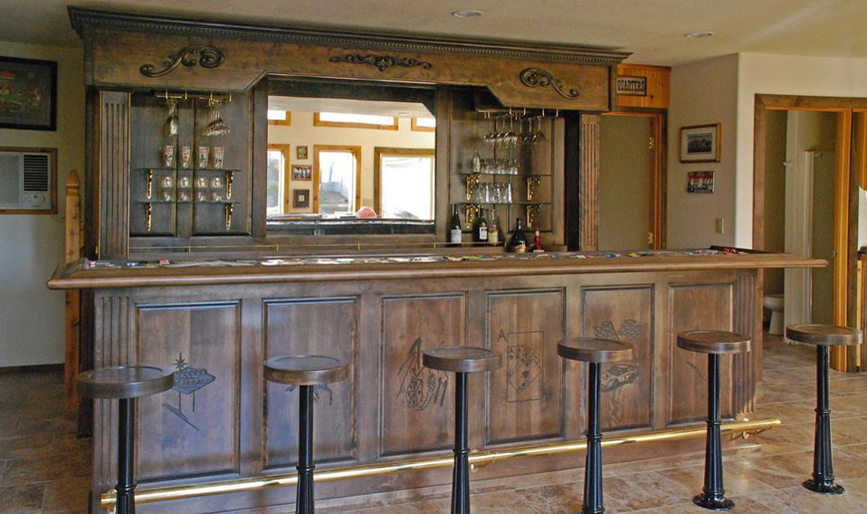 Imagen de bar en casa con barra de bar de galera rústico grande con armarios con paneles con relieve, puertas de armario de madera en tonos medios y encimera de madera