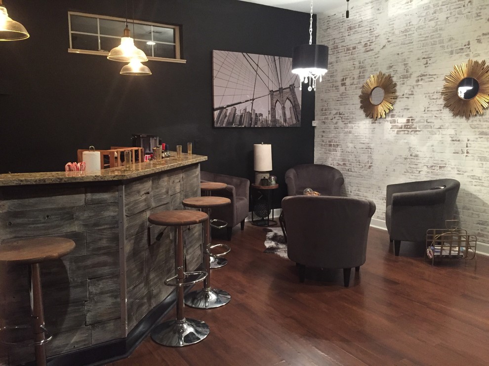 Foto di un angolo bar con lavandino industriale di medie dimensioni con lavello sottopiano, top in granito, paraspruzzi in mattoni e pavimento in laminato