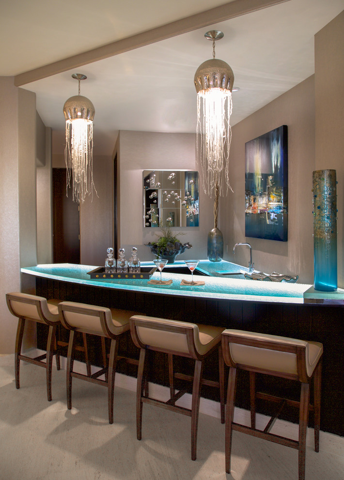 Ispirazione per un bancone bar mediterraneo con lavello sottopiano, top in vetro, pavimento beige e top turchese