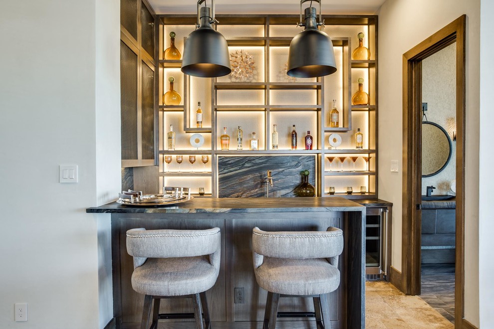 Moderne Hausbar in U-Form mit Bartheke, Küchenrückwand in Grau, Rückwand aus Stein, beigem Boden und grauer Arbeitsplatte in Dallas