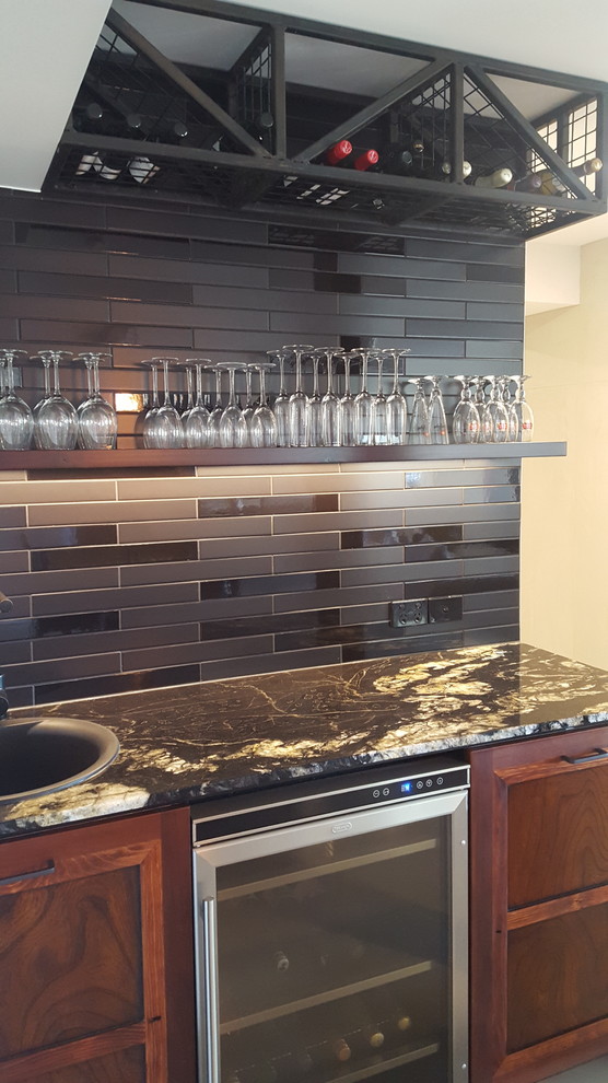 Example of a trendy home bar design in Sunshine Coast