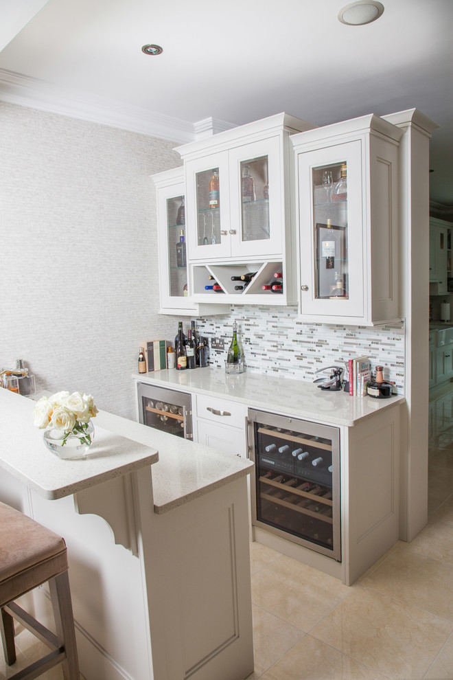 Modelo de bar en casa tradicional con puertas de armario blancas, encimera de cuarcita, salpicadero de azulejos de cerámica, salpicadero multicolor y encimeras grises