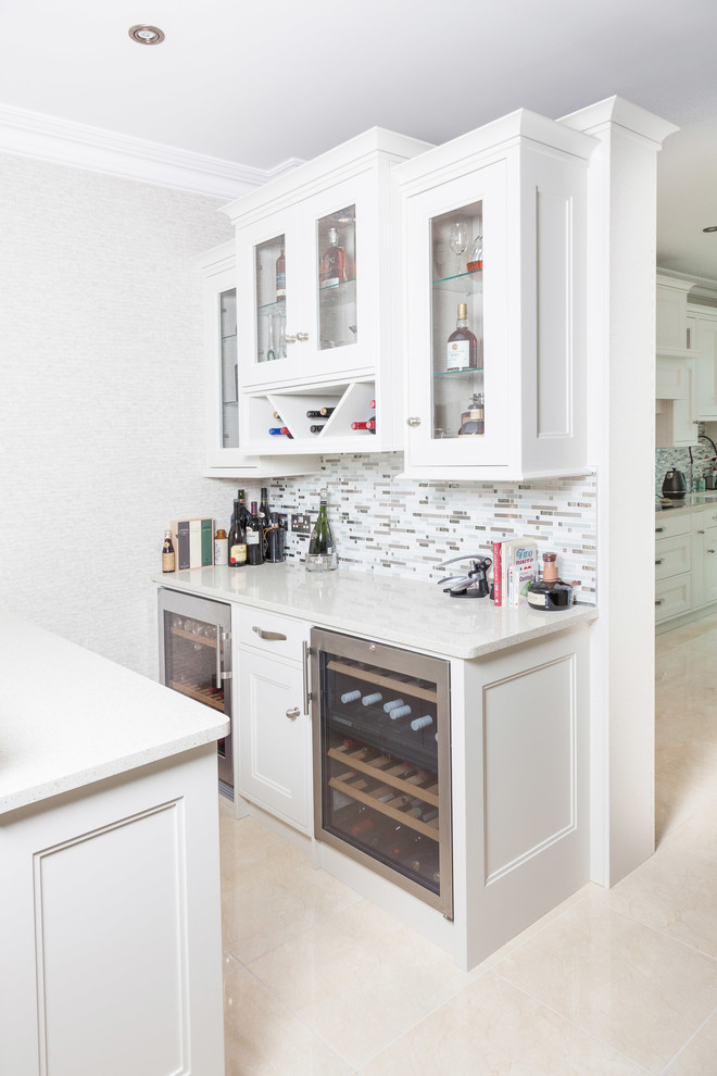 Ejemplo de bar en casa tradicional con puertas de armario blancas, encimera de cuarcita y salpicadero de azulejos de cerámica