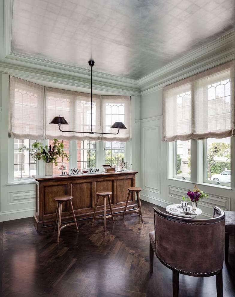Mittelgroße Klassische Hausbar mit Bartheke, dunklen Holzschränken, dunklem Holzboden, braunem Boden und Arbeitsplatte aus Holz in Boston
