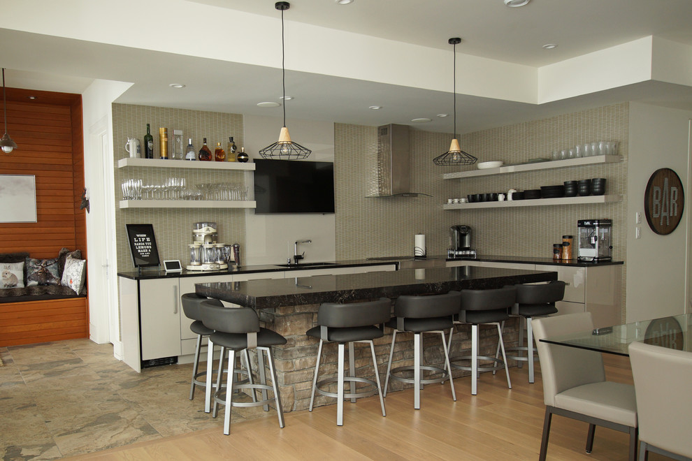 Esempio di un grande bancone bar minimalista con lavello sottopiano, ante lisce, ante grigie, top in quarzo composito, paraspruzzi grigio, paraspruzzi in lastra di pietra e top nero