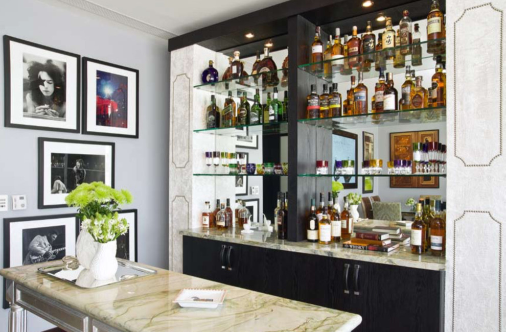 Diseño de bar en casa con barra de bar lineal ecléctico de tamaño medio con armarios con paneles lisos, puertas de armario negras y encimera de mármol