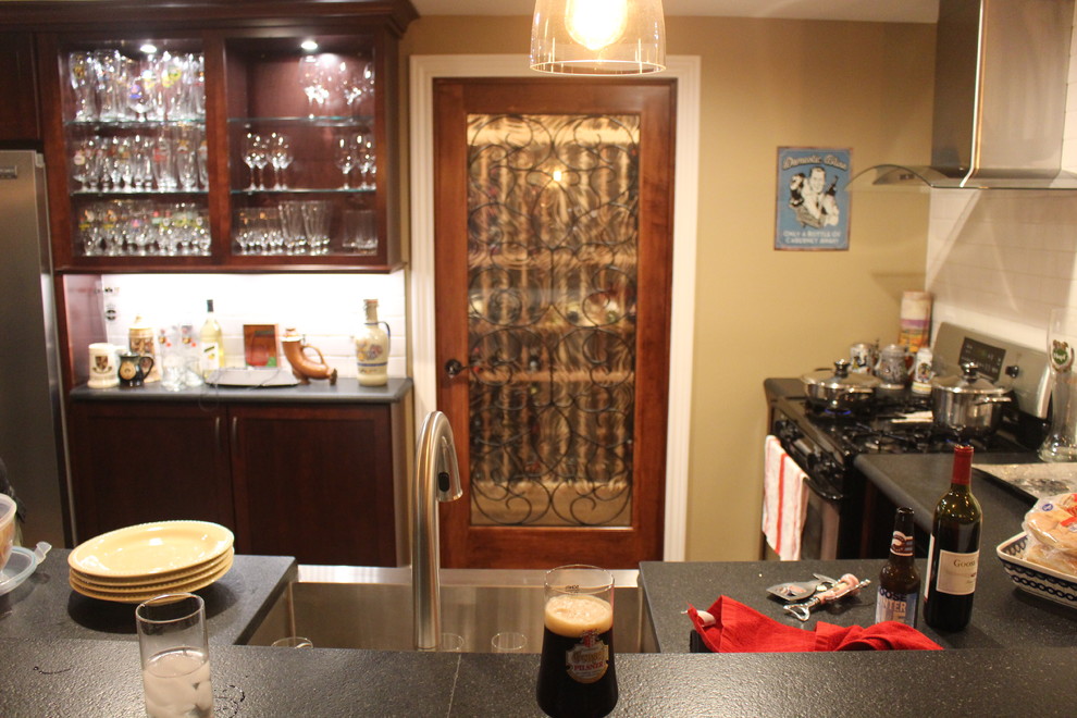 Immagine di un bancone bar classico di medie dimensioni con lavello sottopiano, ante con riquadro incassato, ante in legno bruno, top in granito, paraspruzzi bianco e paraspruzzi con piastrelle diamantate