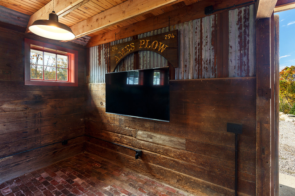 Zweizeilige, Mittelgroße Country Hausbar mit Bartheke, dunklen Holzschränken, Arbeitsplatte aus Holz, Backsteinboden und rotem Boden in Boston