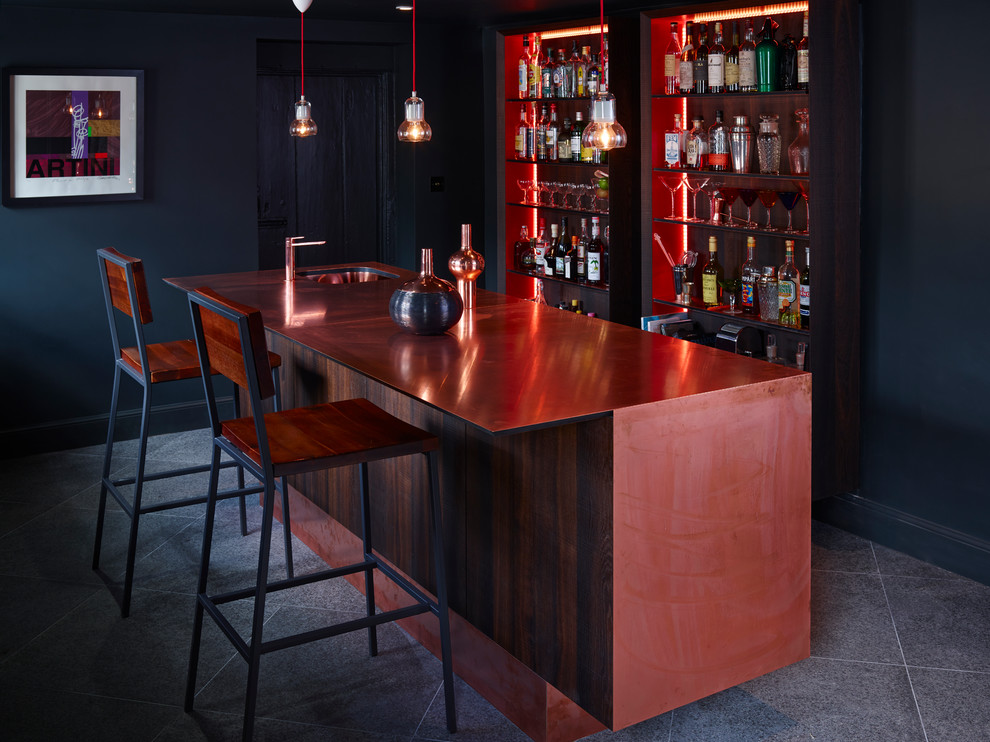 Diseño de bar en casa de galera contemporáneo con encimera de cobre, armarios con paneles lisos, puertas de armario de madera en tonos medios y suelo de piedra caliza