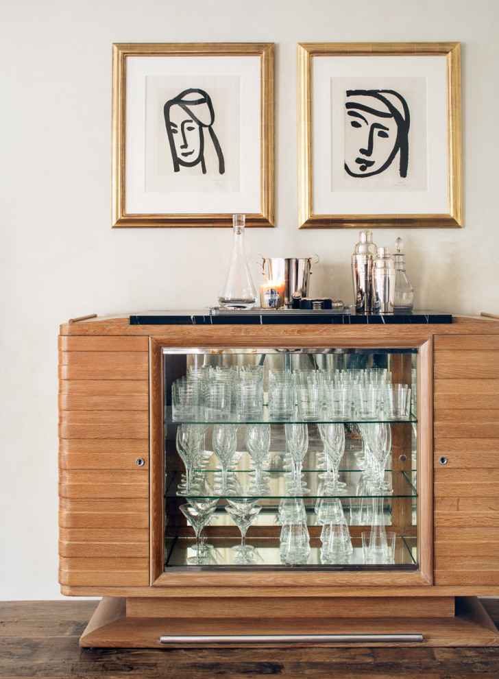 Diseño de bar en casa actual de tamaño medio con suelo marrón y suelo de madera en tonos medios