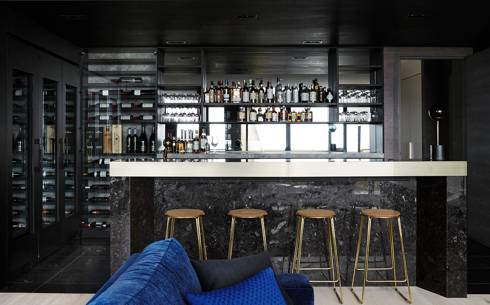 Ejemplo de bar en casa con barra de bar contemporáneo con armarios abiertos, puertas de armario negras, salpicadero con efecto espejo y suelo negro