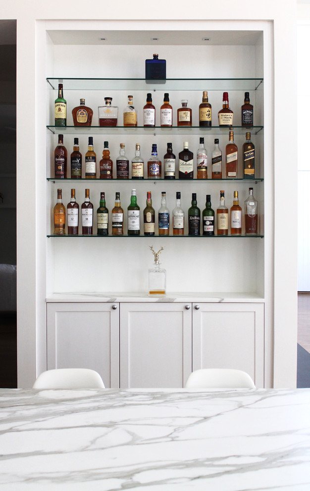 Modelo de bar en casa clásico renovado con puertas de armario blancas, encimera de mármol, salpicadero blanco, salpicadero de azulejos tipo metro y armarios estilo shaker
