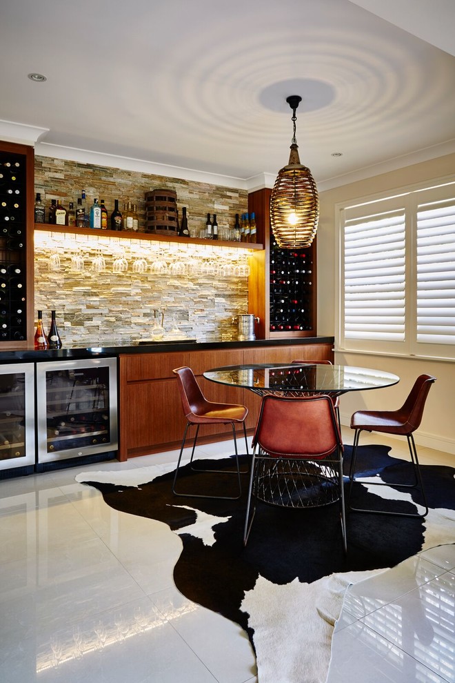 Diseño de bar en casa lineal contemporáneo con armarios con paneles lisos, puertas de armario de madera oscura, salpicadero beige y suelo blanco