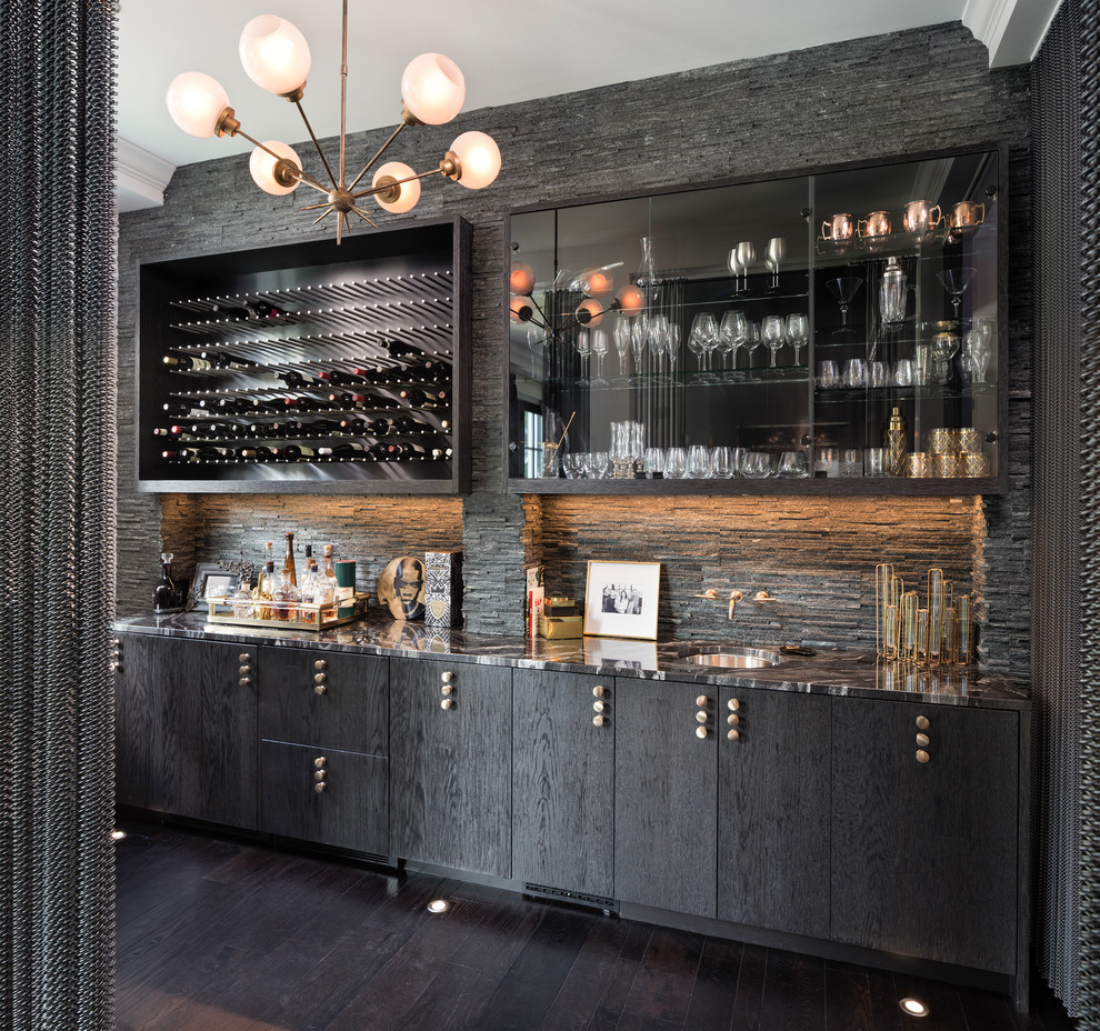 Aménagement d'un bar de salon avec évier linéaire contemporain en bois foncé avec un évier encastré, une crédence grise, parquet foncé et un sol noir.