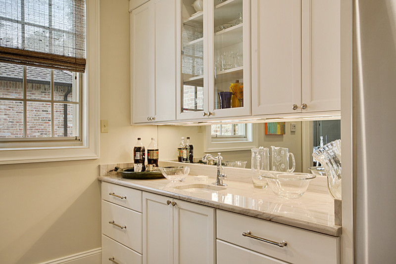 Idéer för en stor lantlig linjär hemmabar med vask, med en undermonterad diskho, skåp i shakerstil, vita skåp, marmorbänkskiva, flerfärgad stänkskydd, spegel som stänkskydd och mellanmörkt trägolv