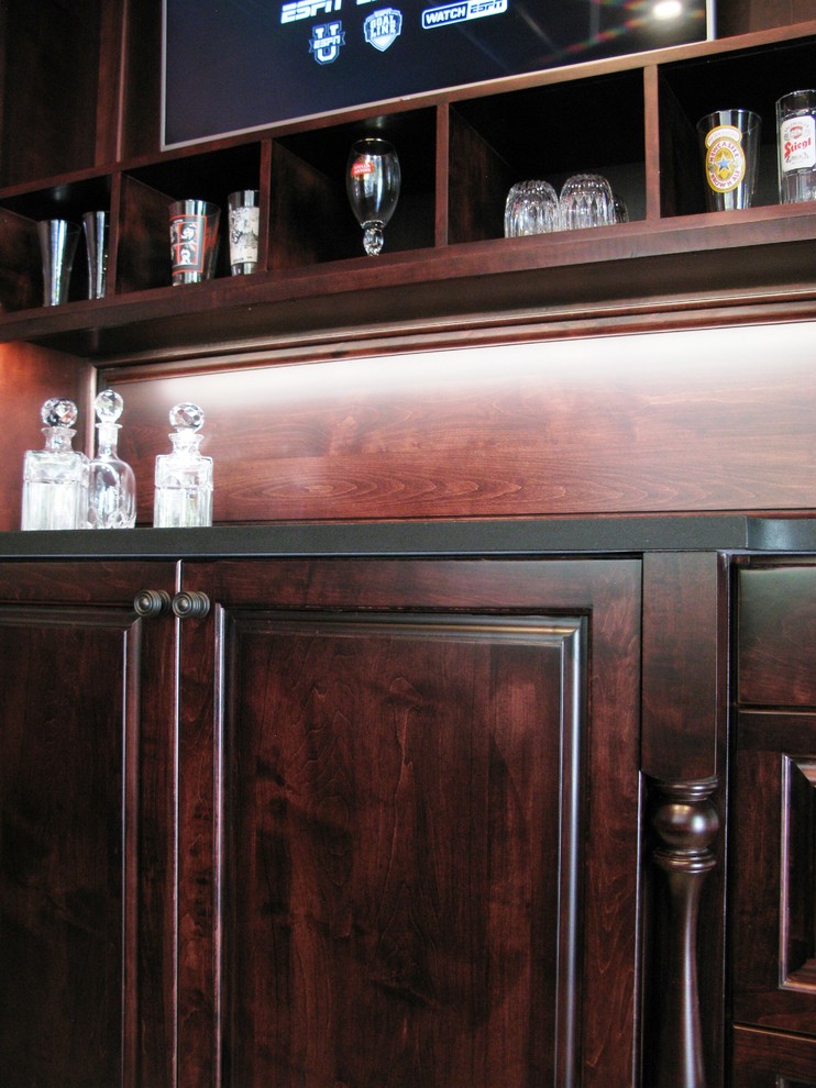 Modelo de bar en casa con barra de bar de galera tradicional renovado pequeño