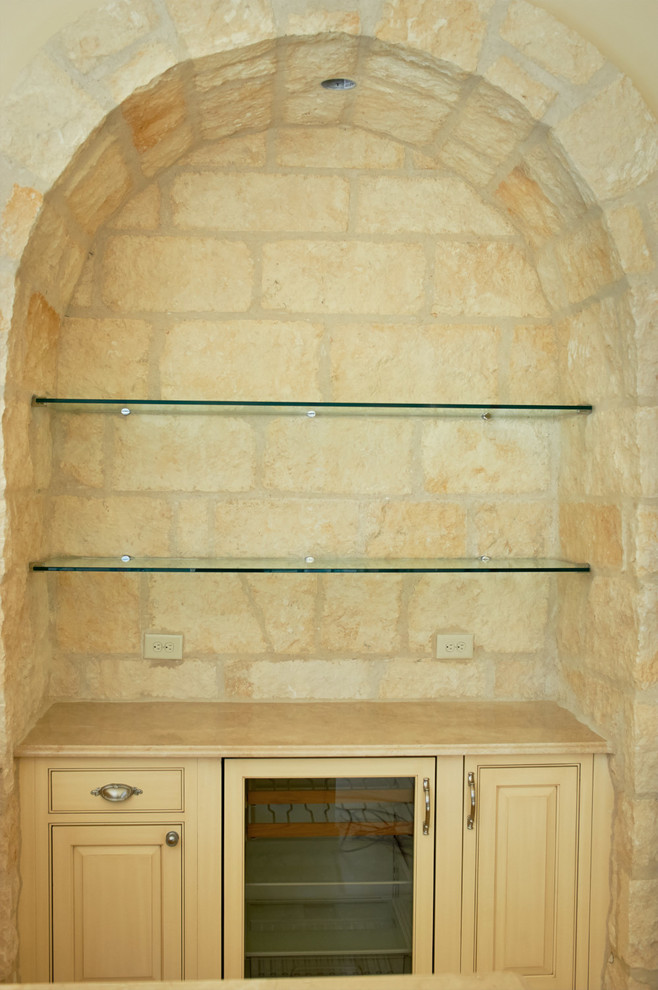 Diseño de bar en casa lineal mediterráneo de tamaño medio con encimera de piedra caliza y suelo de piedra caliza