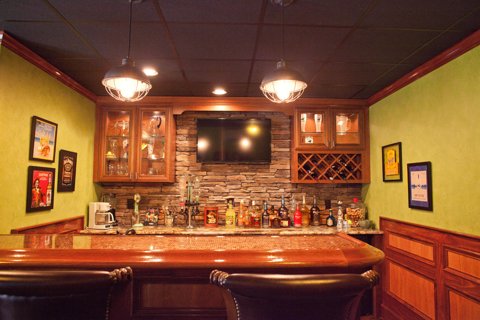 Foto di un bancone bar bohémian di medie dimensioni con lavello sottopiano, ante con bugna sagomata, ante marroni, paraspruzzi beige, paraspruzzi in lastra di pietra e parquet scuro