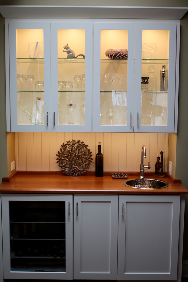 Idéer för mellanstora vintage linjära hemmabarer med vask, med en nedsänkt diskho, luckor med glaspanel och vita skåp