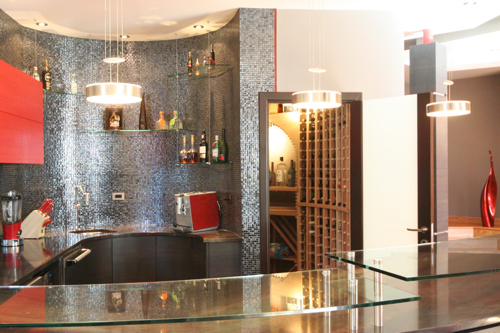 Foto di un bancone bar minimal di medie dimensioni con ante lisce, ante rosse, top in granito, paraspruzzi con piastrelle di vetro e pavimento in legno massello medio