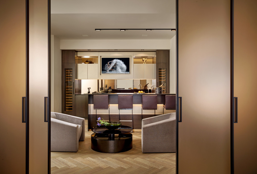 Immagine di un angolo bar con lavandino contemporaneo con ante lisce, ante marroni, top in legno, paraspruzzi a specchio, parquet chiaro e pavimento beige