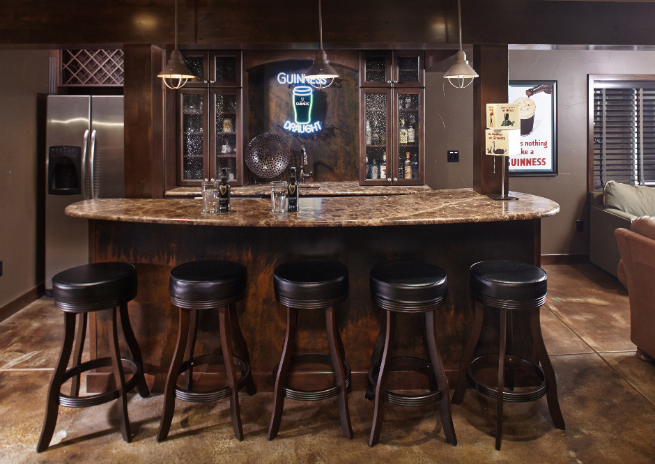 Foto di un angolo bar classico con pavimento marrone