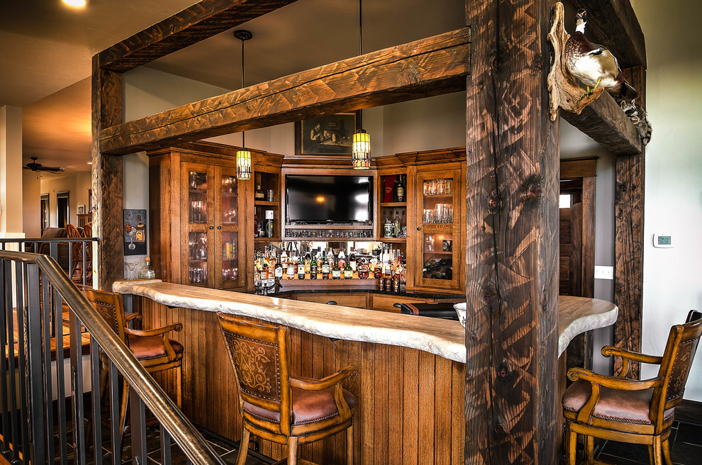 Immagine di un angolo bar con lavandino american style di medie dimensioni con top in pietra calcarea, ante di vetro, ante in legno scuro, paraspruzzi a specchio e pavimento in gres porcellanato