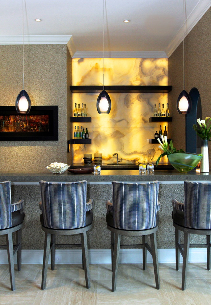 Immagine di un bancone bar contemporaneo con paraspruzzi giallo, paraspruzzi in lastra di pietra, ante nere, top in granito, pavimento in pietra calcarea, pavimento beige e top grigio
