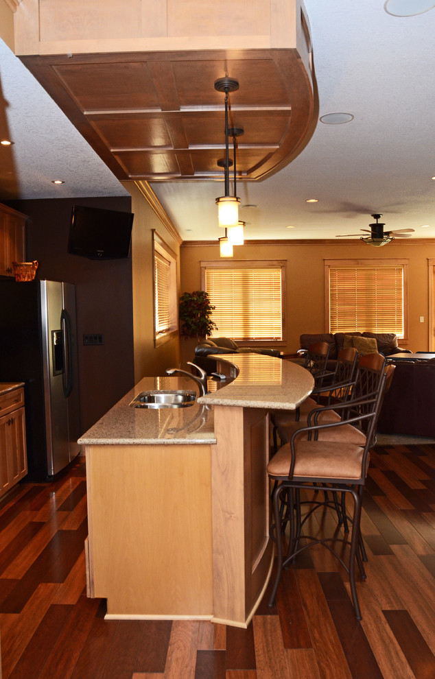 Inspiration pour un grand bar de salon parallèle traditionnel en bois brun avec un placard à porte shaker, un plan de travail en quartz modifié et un sol en bois brun.