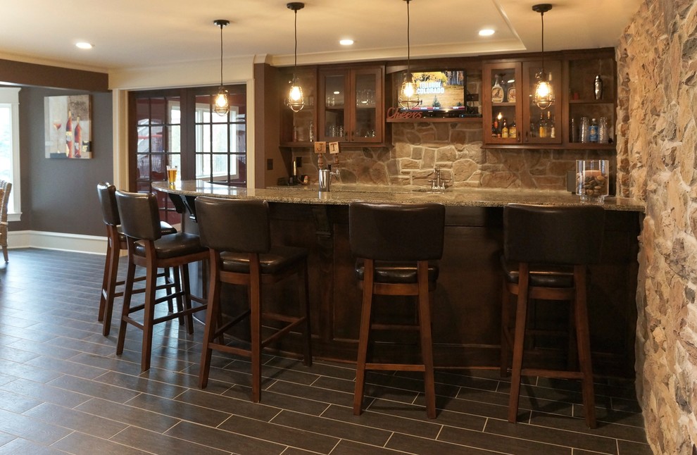Mountain style home bar photo in Chicago