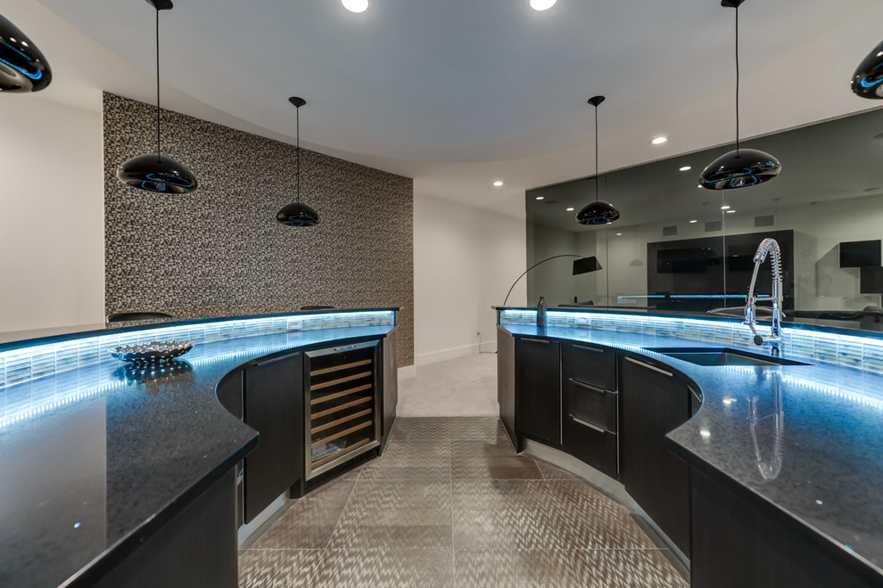 Foto di un ampio bancone bar design con lavello sottopiano, ante lisce, ante nere, top in granito, paraspruzzi multicolore e pavimento grigio