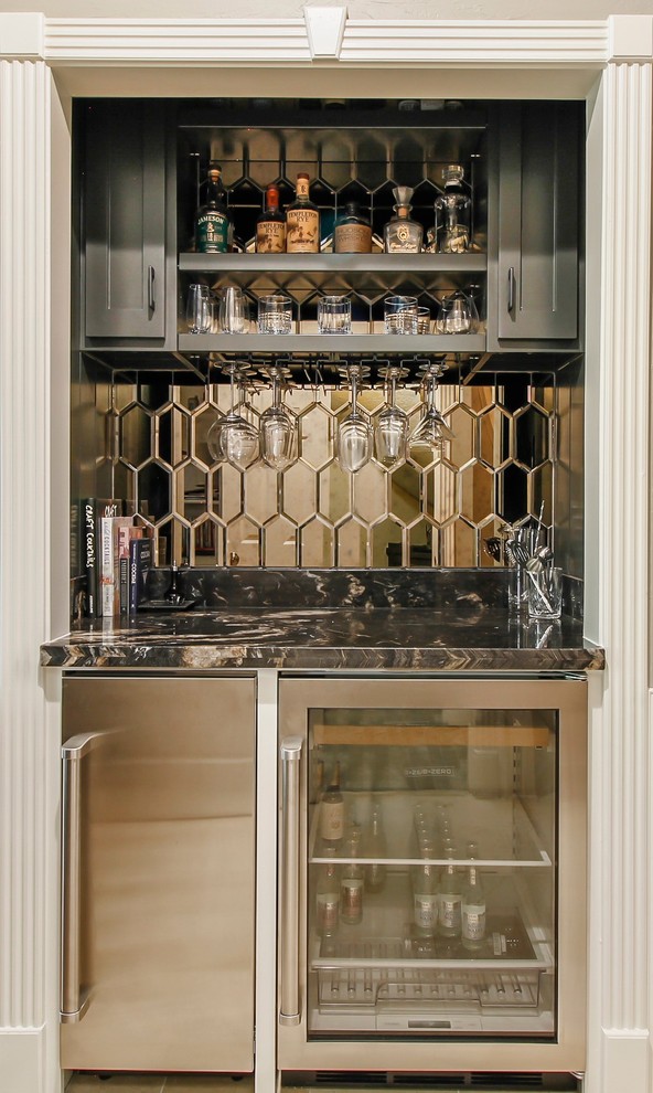 Imagen de bar en casa lineal tradicional renovado con armarios estilo shaker, puertas de armario negras, salpicadero con efecto espejo y encimeras negras