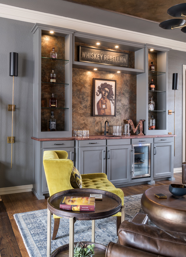 Immagine di un angolo bar con lavandino bohémian di medie dimensioni con lavello sottopiano, ante in stile shaker, ante grigie, top in legno, pavimento marrone, paraspruzzi marrone, parquet scuro e top marrone