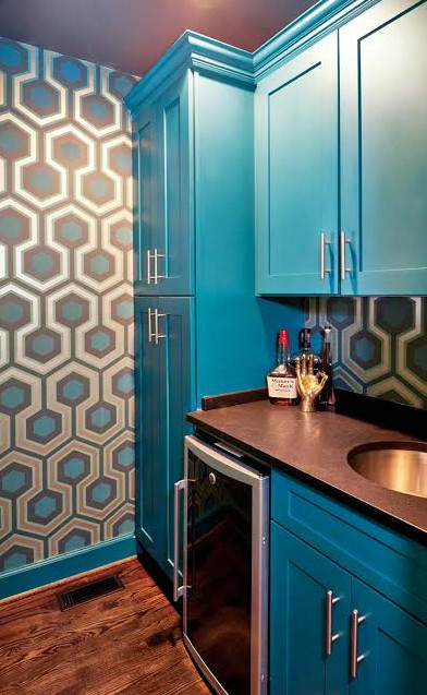 Ispirazione per un piccolo angolo bar con lavandino design con lavello sottopiano, ante in stile shaker, ante blu, top in granito, paraspruzzi multicolore e parquet scuro