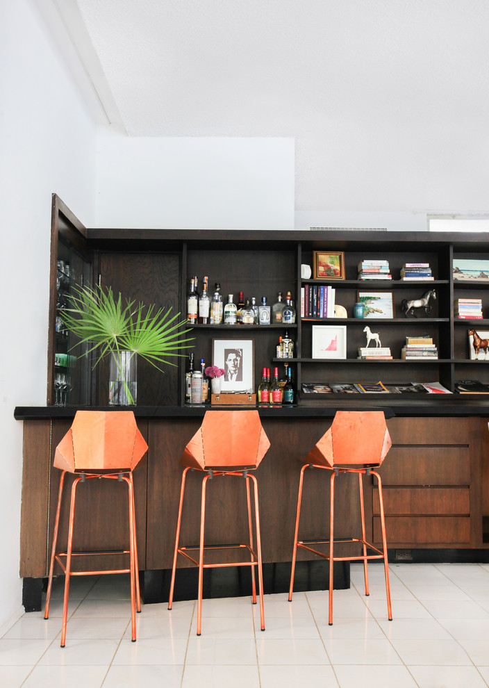 Foto di un bancone bar stile marinaro con ante lisce, ante in legno bruno e pavimento beige