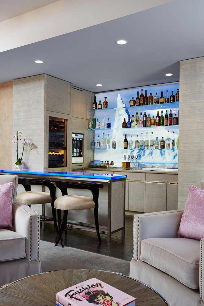 Esempio di un bancone bar tradizionale di medie dimensioni con parquet scuro, ante lisce, ante beige, top in vetro e paraspruzzi multicolore