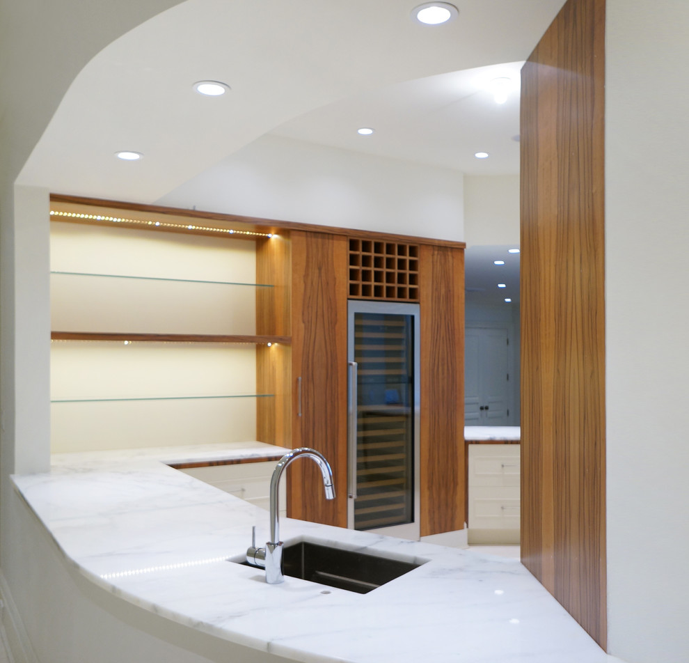 Immagine di un ampio angolo bar design con lavello sottopiano e pavimento in pietra calcarea