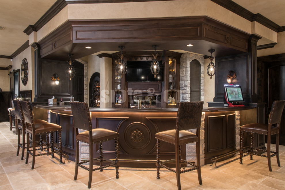 Immagine di un grande bancone bar classico con ante con bugna sagomata, ante in legno bruno, top in superficie solida e pavimento in gres porcellanato