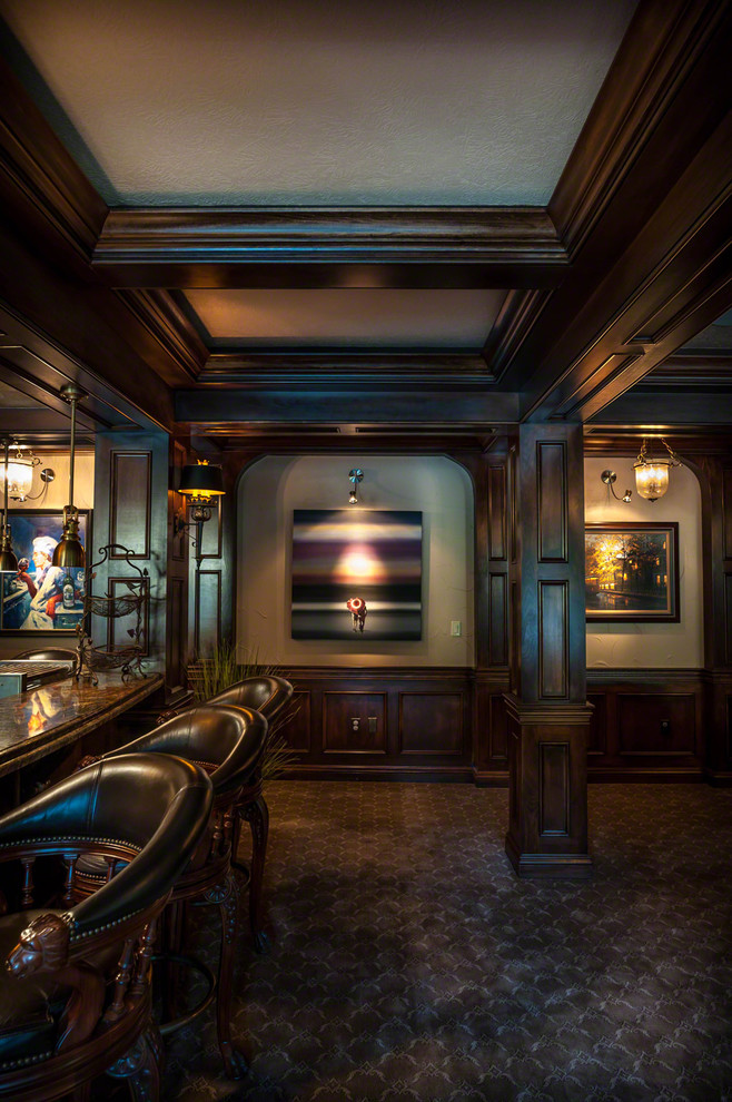 Ejemplo de bar en casa con barra de bar de estilo americano con puertas de armario de madera en tonos medios y encimera de granito