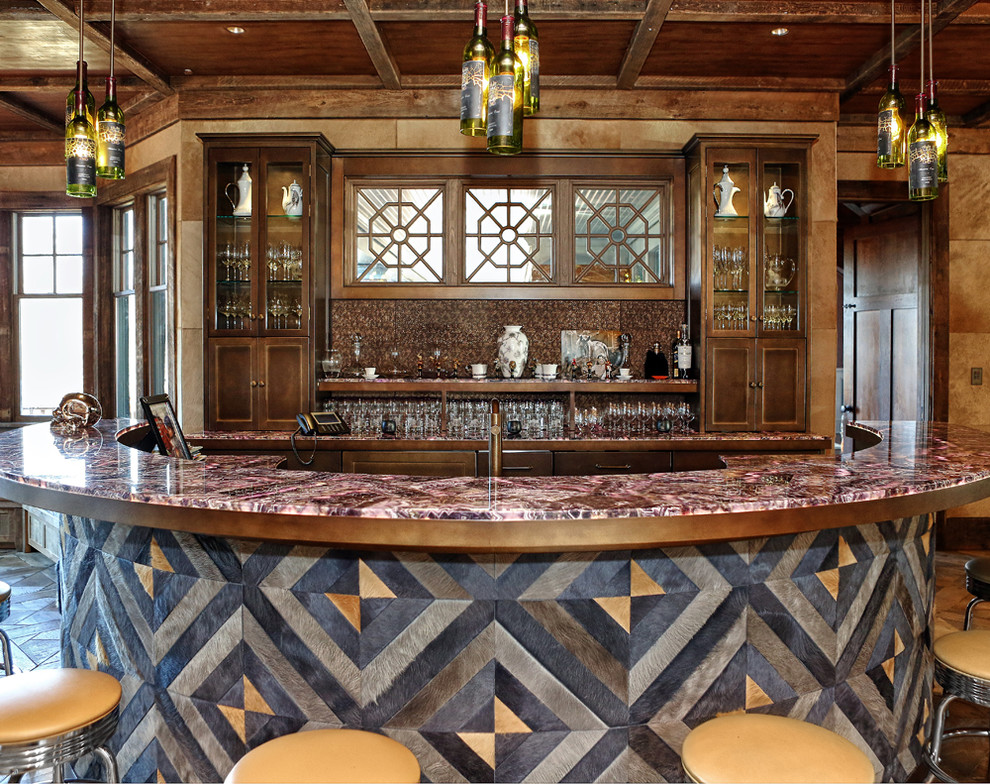 Ejemplo de bar en casa con barra de bar en U rústico con armarios estilo shaker, puertas de armario de madera en tonos medios y salpicadero marrón