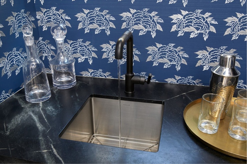 Immagine di un piccolo angolo bar con lavandino eclettico con lavello sottopiano, paraspruzzi multicolore, paraspruzzi in lastra di pietra e top in marmo